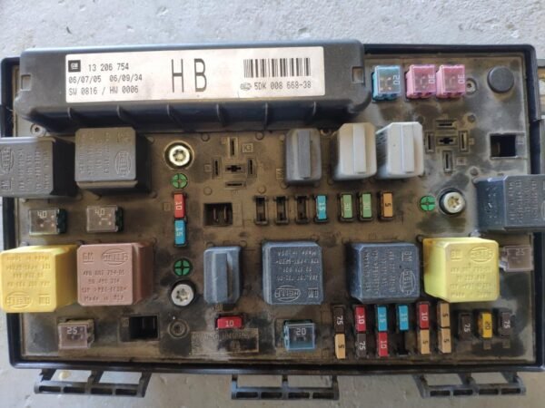 Caja de reles / fusibles Opel Astra H 1.9 CDTI (120 cv)
