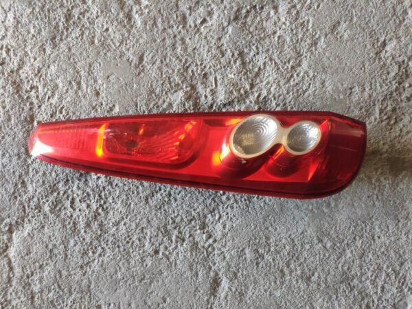 Piloto trasero izquierdo Ford Fiesta VI 1.6 TDCi Sport (90 cv)