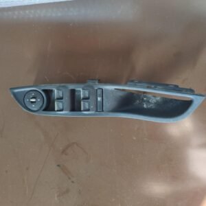 Mando elevalunas delantero izquierdo Ford Focus III Hatchback 1.6 TDCi (115 cv)