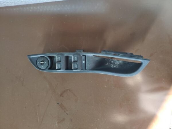 Mando elevalunas delantero izquierdo Ford Focus III Hatchback 1.6 TDCi (115 cv)