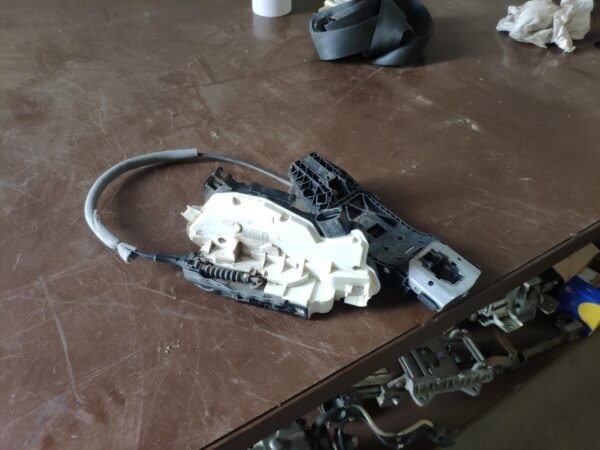 Cerradura puerta delantera izquierda Seat Ibiza IV 1.9 TDI (105 cv) DPF