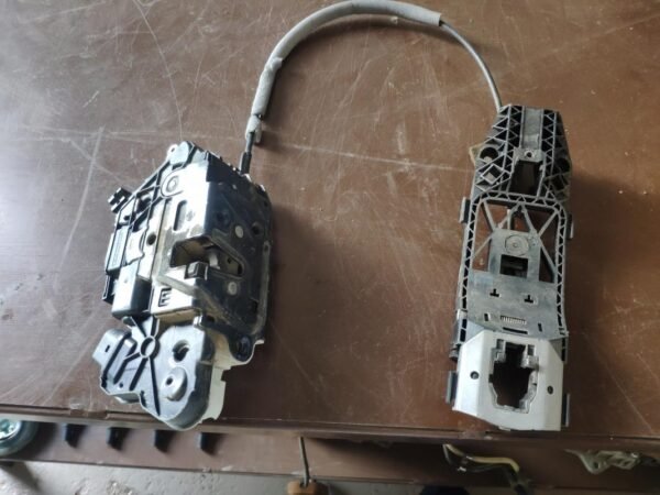 Cerradura puerta delantera izquierda Seat Ibiza IV 1.9 TDI (105 cv) DPF - Imagen 2