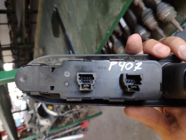 Mando elevalunas delantero izquierdo Peugeot 407 2.0 HDi (136 cv) - Imagen 2