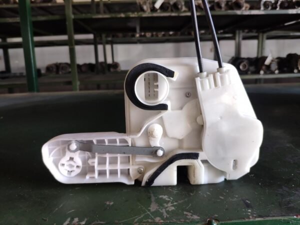 Cerradura puerta delantera izquierda Mitsubishi ASX 1.8 DI-D DOHC MIVEC (150 cv) - Imagen 2