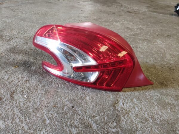Piloto trasero izquierdo Peugeot 208 1.4 HDi (68 cv) FAP