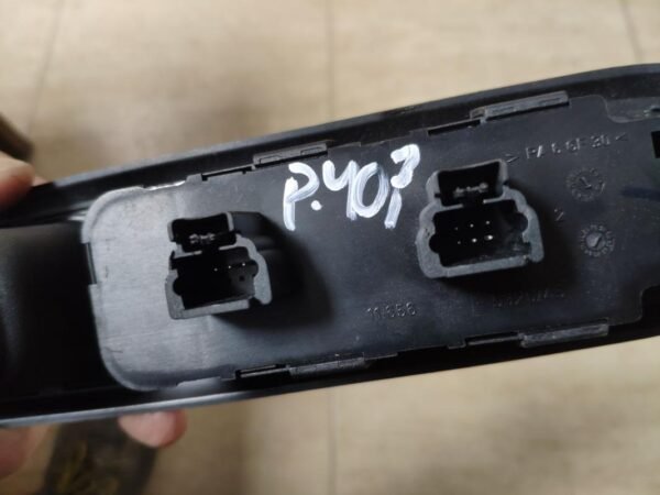 Mando elevalunas delantero izquierdo Peugeot 407 2.0 HDi (136 cv) - Imagen 2