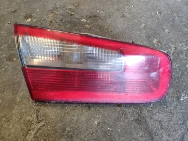 Piloto trasero izquierdo Renault Laguna II 1.9 dCi (120 cv)
