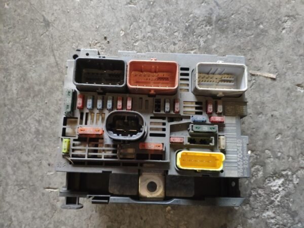 Caja de reles / fusibles Citroen C4 I Hatchback (Fase II, 2008) 1.6 VTi 16V (120 cv)