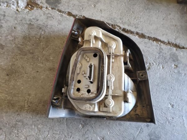 Piloto trasero derecho Volkswagen Polo IV (9N) 1.4 16V (75 cv) - Imagen 2