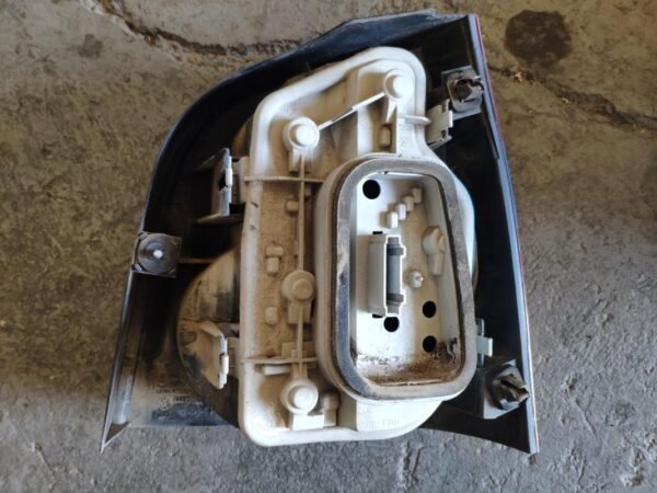 Piloto trasero izquierdo Volkswagen Polo IV (9N) 1.4 16V (75 cv) - Imagen 2