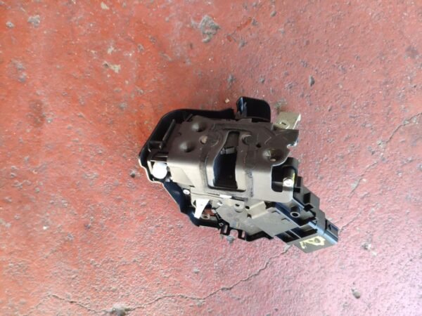 Cerradura puerta trasera derecha Ford Focus II Hatchback 1.8 TDCi (116 cv) - Imagen 2