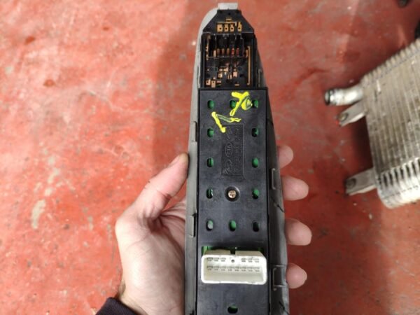 Mando elevalunas delantero izquierdo Kia Magentis II (MG) 2.0 CRDi (140 cv) - Imagen 2
