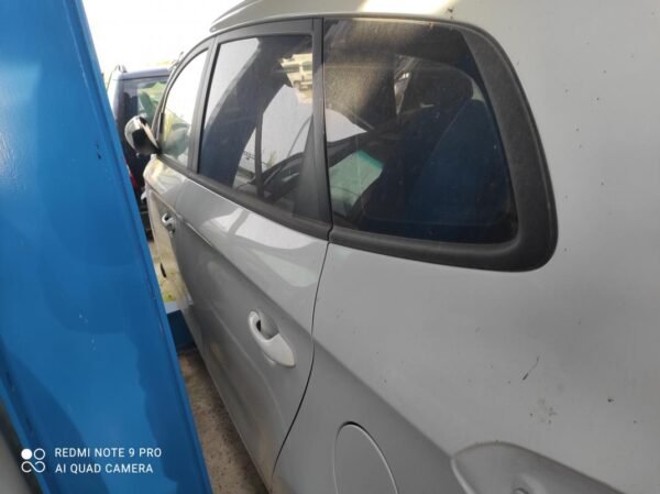 Puerta trasera izquierda Kia Carens IV 1.6 16V GDI (135 cv)