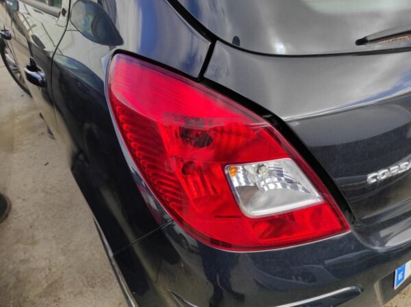 Piloto trasero izquierdo Opel Corsa D (Versión 2011) 5-puertas 1.2 XER (85 cv)