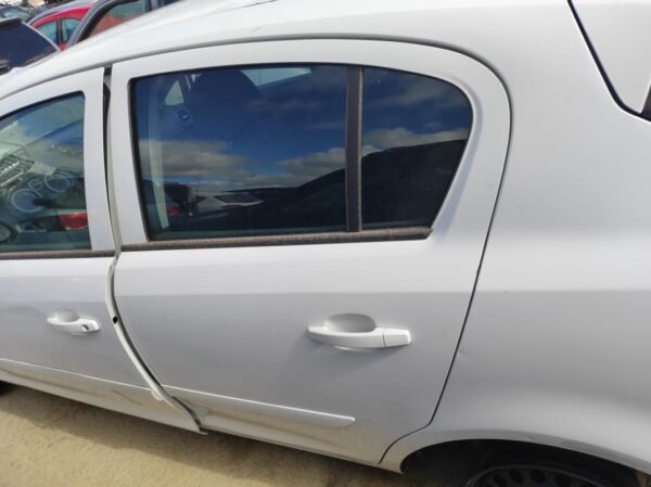 Puerta trasera izquierda Opel Corsa D 5-puertas 1.3 CDTI (90 cv)