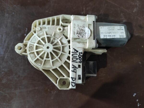 Motor elevalunas delantero derecho Audi A4 Avant (B8 8K) 2.0 TDI (143 cv)