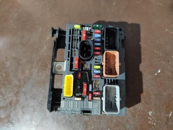 Caja de reles / fusibles Citroen C5 II (Fase I, 2008) 2.0 HDi (136 cv) Automatico
