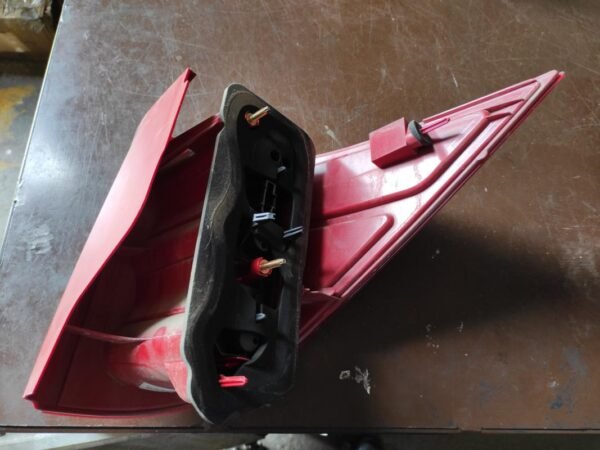 Piloto trasero izquierdo Peugeot 1007 1.6 i 16V (110 cv) - Imagen 2