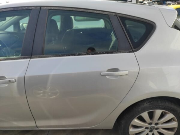 Puerta trasera izquierda Opel Astra J 1.6 (115 cv)