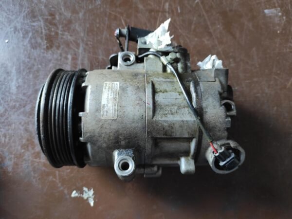 Compresor aire acondicionado Volkswagen Polo IV (9N) 1.2 i 12V (64 cv) - Imagen 2