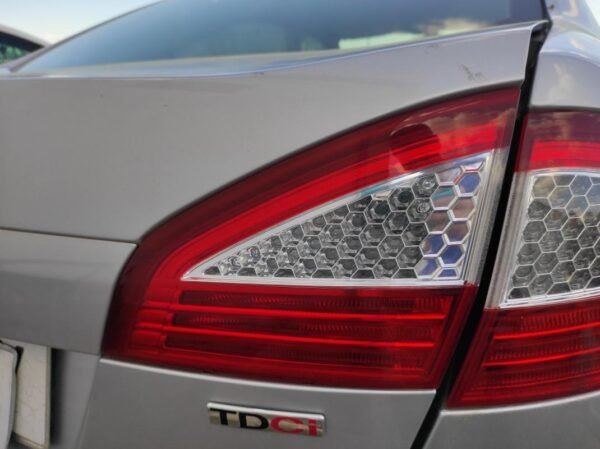 Piloto trasero derecho Ford Mondeo III Sedan 2.0 TDCi (140 cv)