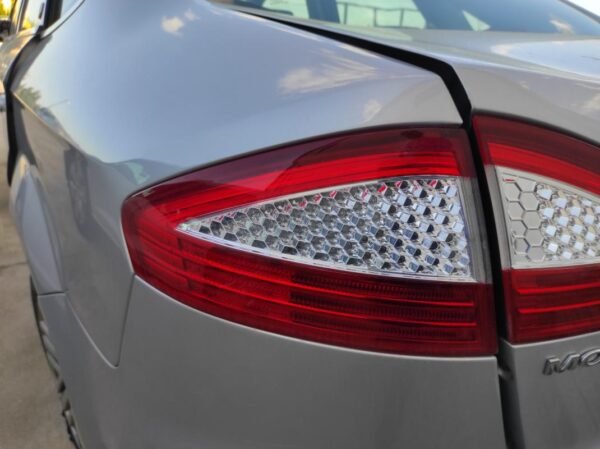 Piloto trasero izquierdo Ford Mondeo III Sedan 2.0 TDCi (140 cv)