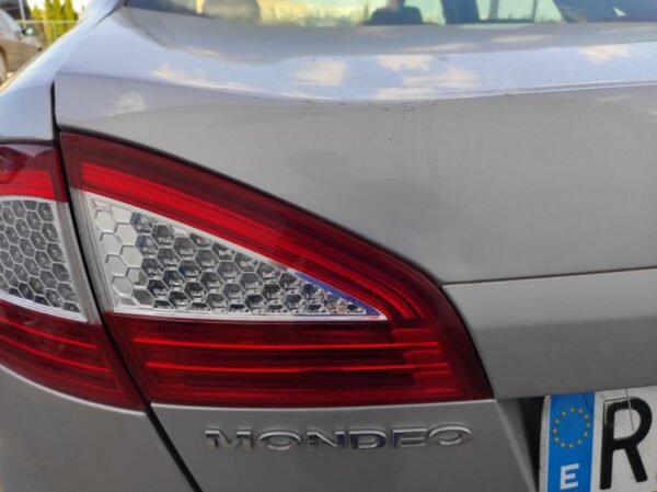 Piloto trasero izquierdo Ford Mondeo III Sedan 2.0 TDCi (140 cv)