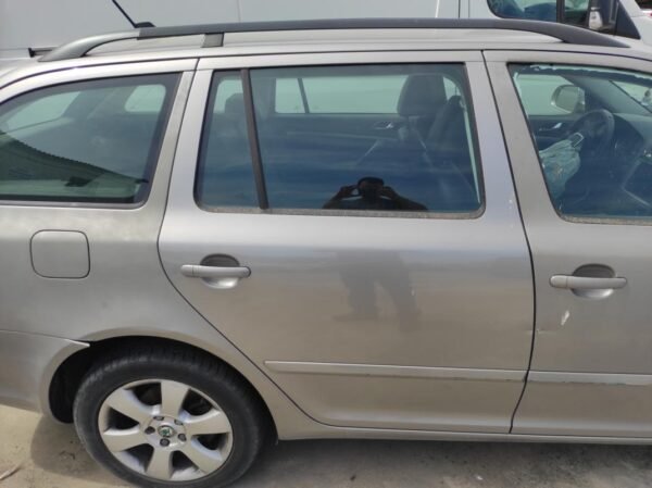 Puerta trasera derecha Skoda Octavia II Combi (Versión 2009) 2.0 TDI (140 cv) DSG
