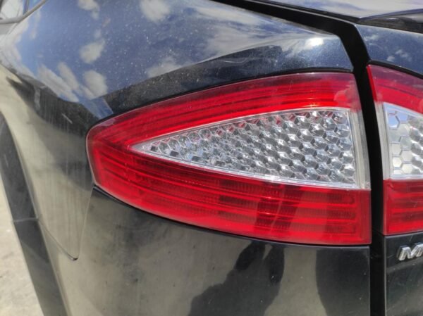 Piloto trasero izquierdo Ford Mondeo III Sedan 1.8 TDCi (125 cv)