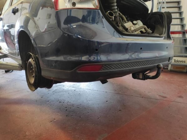 Paragolpe trasero Ford Focus III Sedan 1.6 TDCi (95 cv) - Imagen 2