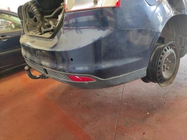 Paragolpe trasero Ford Focus III Sedan 1.6 TDCi (95 cv) - Imagen 3