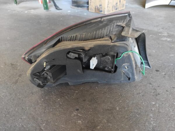 Piloto trasero derecho Peugeot 407 2.0 HDi (136 cv) - Imagen 2