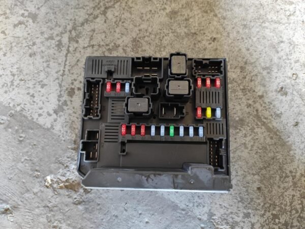 Caja de reles / fusibles Nissan Qashqai 2.0 (141 cv)