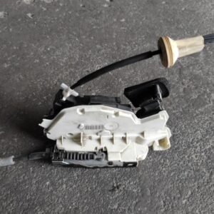 Cerradura puerta delantera izquierda Volkswagen Golf VI 1.6 TDI (105cv)