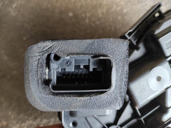 Cerradura puerta delantera izquierda Volkswagen Golf VI 1.6 TDI (105cv) - Imagen 4