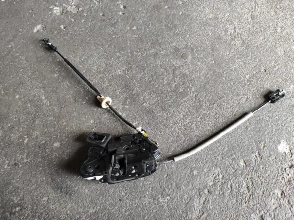Cerradura puerta delantera izquierda Volkswagen Golf VI 1.6 TDI (105cv) - Imagen 2