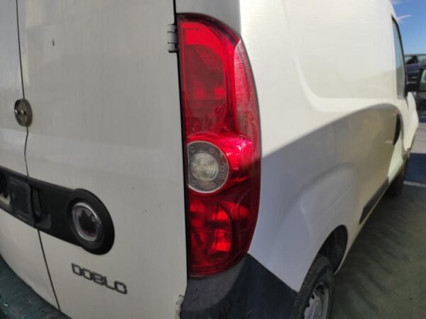 Piloto trasero derecho Fiat Doblo II 1.3 D Multijet (90cv)