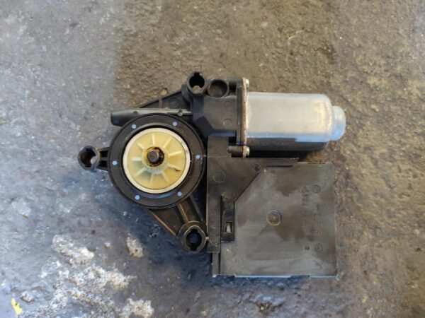 Motor elevalunas delantero izquierdo Volkswagen Touran I (Versión 2006) 2.0 TDI (140 cv) DSG - Imagen 2