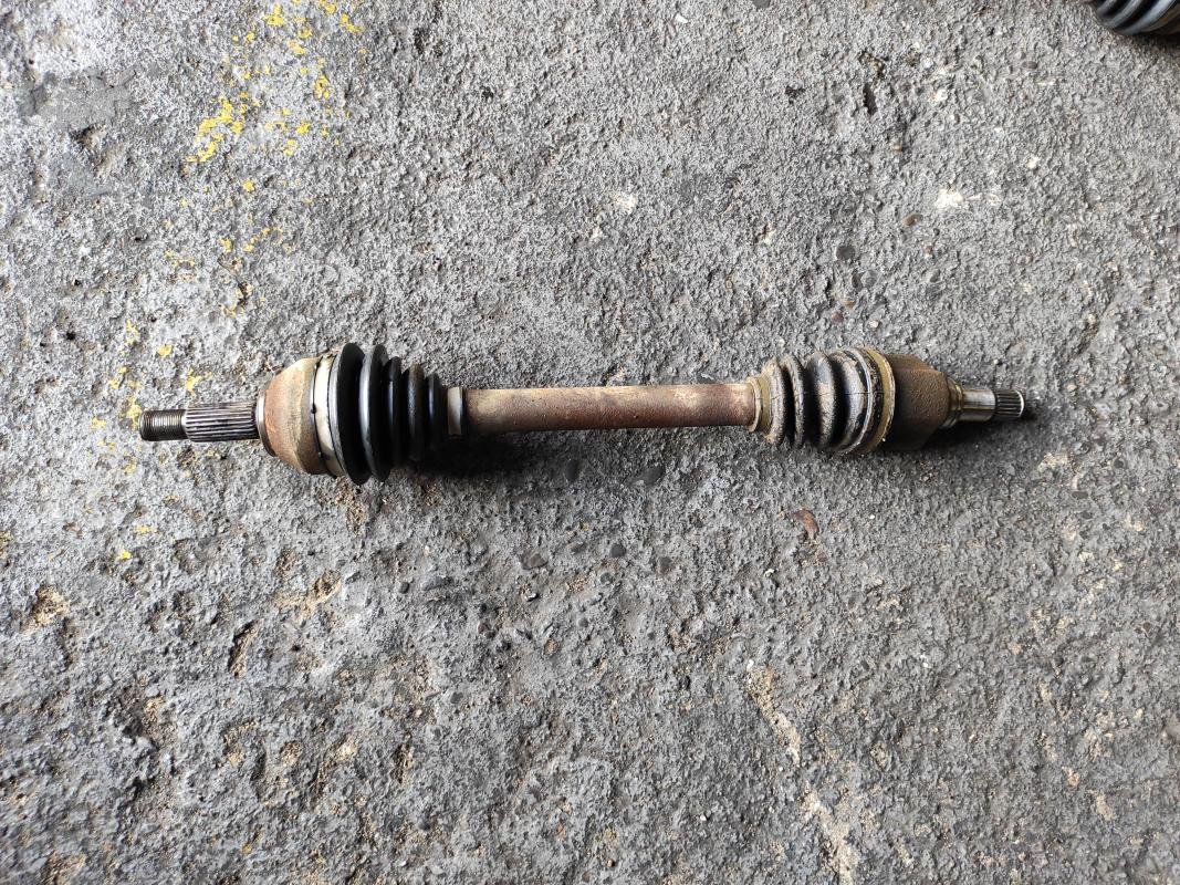 Transmisión delantera izquierda Ford Focus I Sedan 1.6 16V (100 cv)