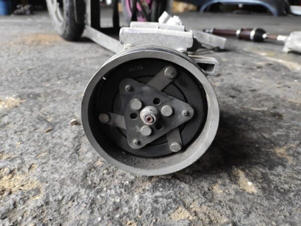 Compresor aire acondicionado Renault Clio III 1.2i 16V (75 cv) - Imagen 2