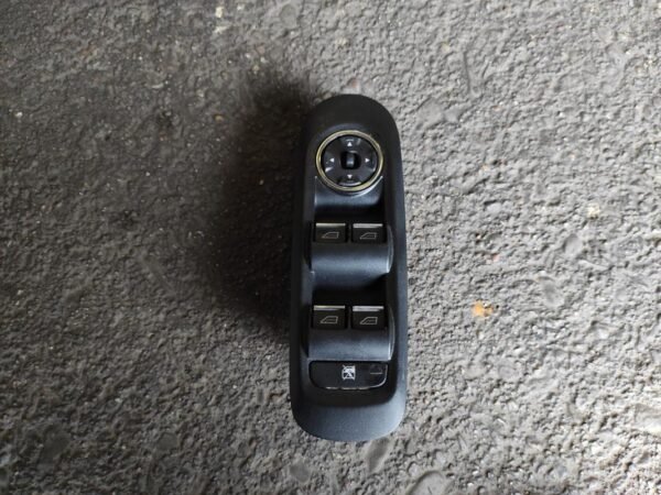 Mando elevalunas delantero izquierdo Ford Mondeo III Hatchback 2.0 TDCi (140 cv)