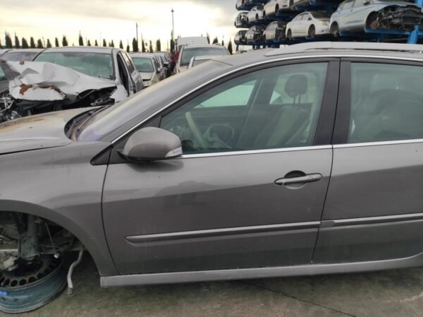 Puerta delantera izquierda Renault Laguna III Grandtour 2.0 dCi FAP (150 cv) Automatico