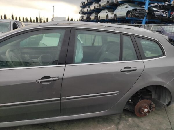 Puerta trasera izquierda Renault Laguna III Grandtour 2.0 dCi FAP (150 cv) Automatico