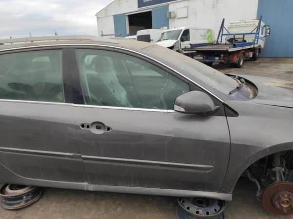 Puerta delantera derecha Renault Laguna III Grandtour 2.0 dCi FAP (150 cv) Automatico