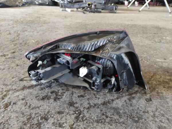 Piloto trasero derecho Peugeot 407 1.6 HDi (109 cv) - Imagen 2