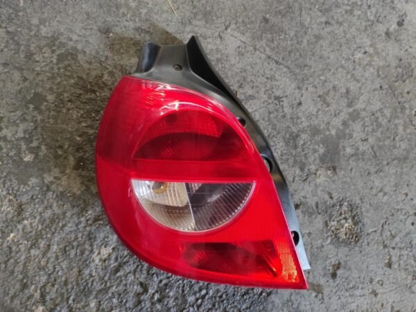 Piloto trasero izquierdo Renault Clio III 1.2i 16V (75 cv)