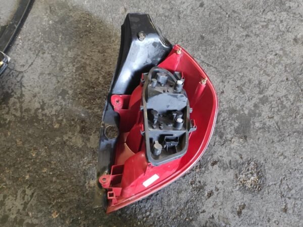 Piloto trasero izquierdo Renault Clio III 1.2i 16V (75 cv) - Imagen 2