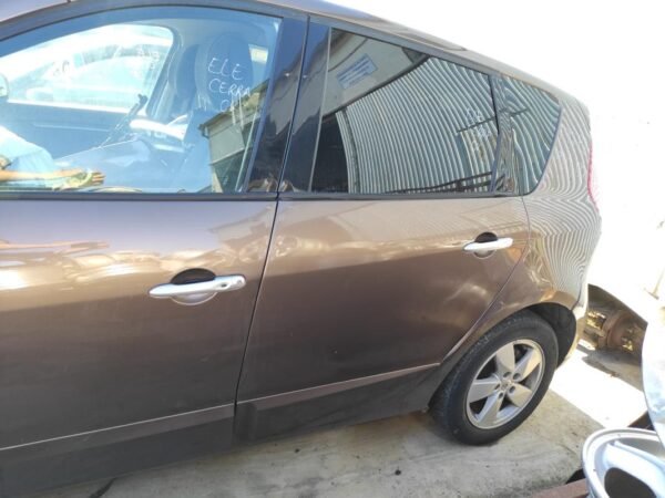 Puerta trasera izquierda Renault Scenic III 1.9 dCi (130 cv) FAP