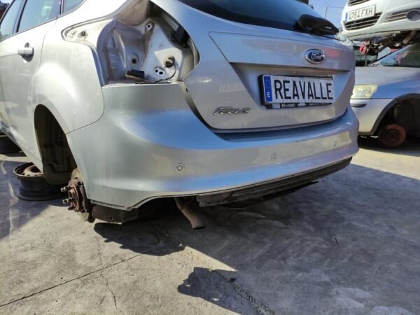 Paragolpe trasero Ford Focus III Hatchback 1.6 TDCi (115 cv) - Imagen 2