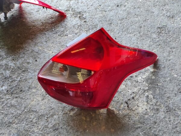 Piloto trasero derecho Ford Focus III Hatchback 1.6 TDCi (115 cv)